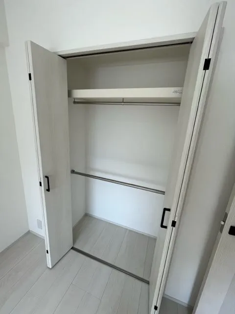 Residia Shibaura - Interior - ["Fixture", "Shelving", "Floor"]
