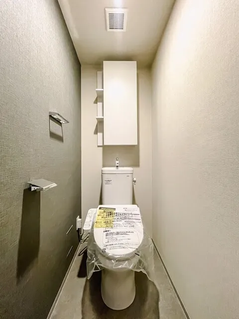 Royal Parks Ariake - Interior - ["Toilet seat", "Toilet", "Plumbing fixture"]