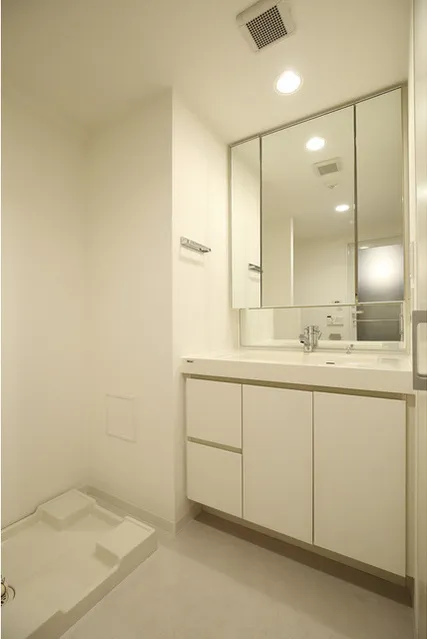 Comforia Nakano - Interior - ["Mirror", "Sink", "Tap"]