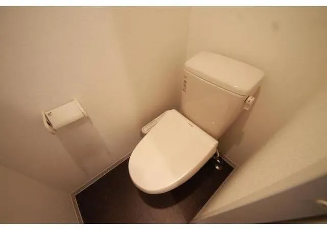 Ground Dukes Head Office - Interior - ["Toilet seat", "Toilet", "Plumbing fixture"]