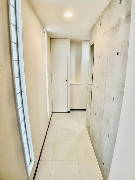 Blanche Kanamecho - Interior - ["Wall", "Flooring", "Floor"]