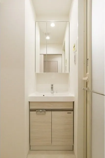 Comforia Live Kiba - Interior - ["Mirror", "Bathroom cabinet", "Tap"]
