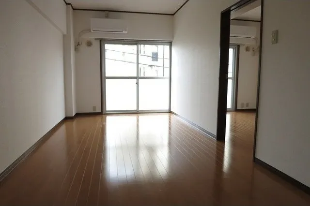 Marumoto Mansion - Interior - ["Building", "Window", "Fixture"]