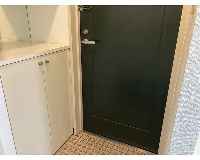 Twin Coat - Interior - ["Handle", "Fixture", "Door"]