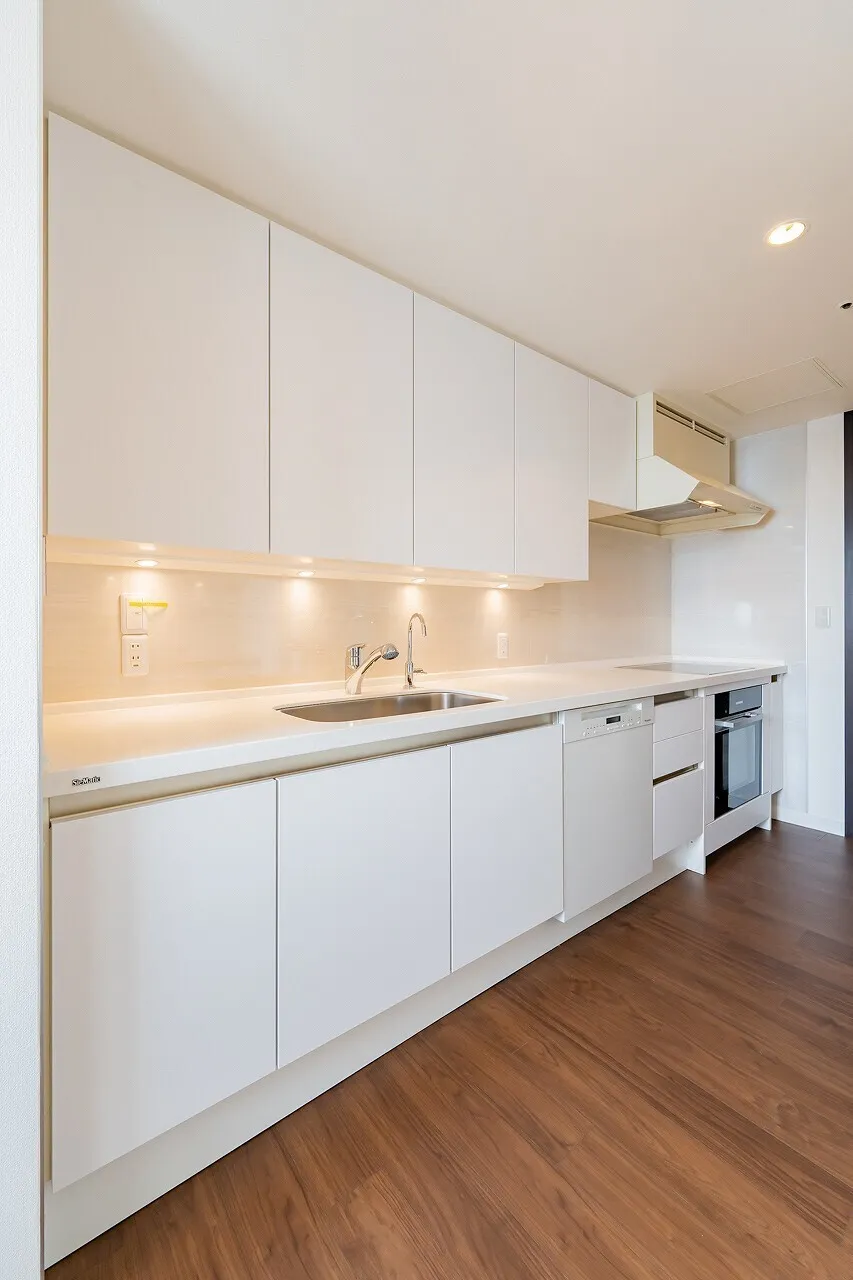 La Tour Shiodome - Interior - ["Kitchen", "Flooring", "Countertop"]