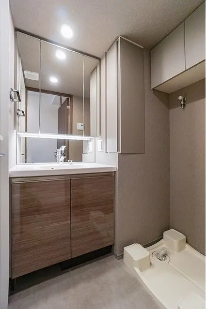 Due Kameido - Interior - ["Flooring", "Floor", "Plumbing fixture"]