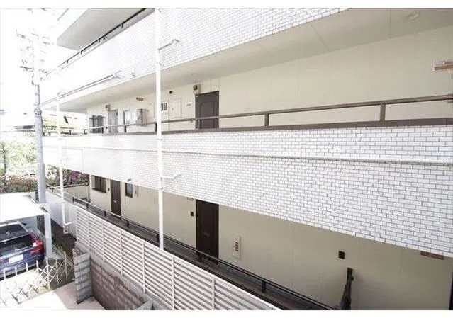 White Tooth Terrace - Interior - ["Tile", "Aluminium"]