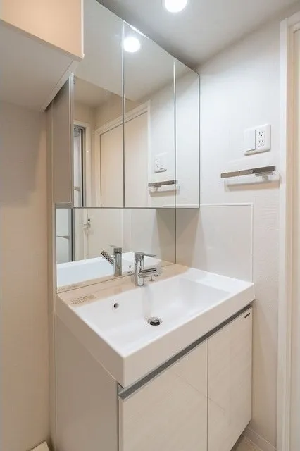 Comforia Oji - Interior - ["Tap", "Mirror", "Plumbing fixture"]