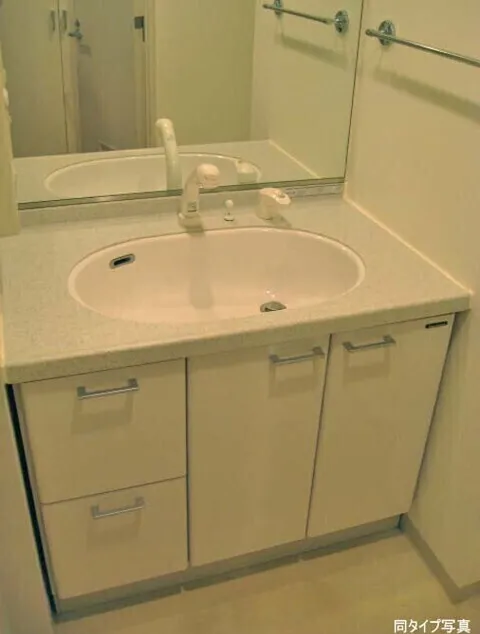Comforia Meguro Chojamaru - Interior - ["Bathroom cabinet", "Tap", "Sink"]