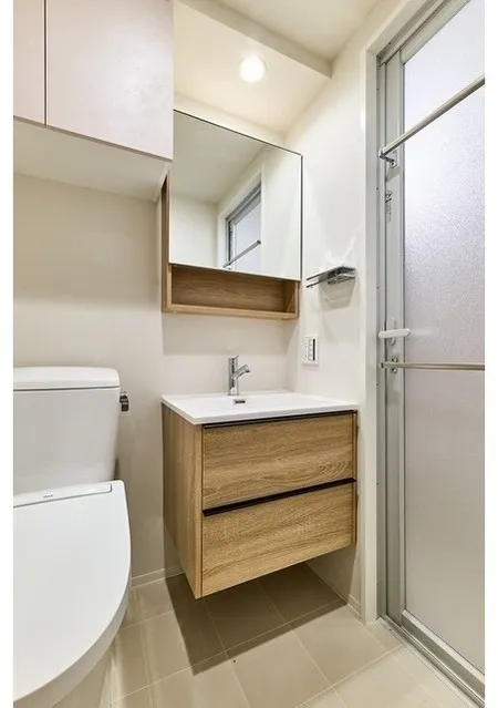 Lefon Progres Akabane Marks - Interior - ["Toilet seat", "Bathroom Sink", "Plumbing fixture"]