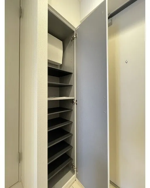 Comforia Liv Ueno - Interior - ["Wood", "Flooring", "Shelving"]