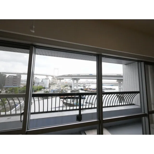 LOOP-M - Interior - ["Window", "Building", "Rectangle"]