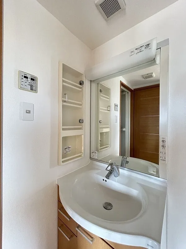 Will Terrace Shindaita - Interior - ["Bathroom Sink", "Plumbing fixture", "Wall"]