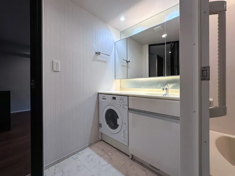Castalia Azabujuban - Interior - ["Flooring", "Interior design", "Floor"]