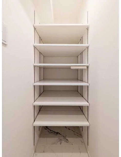 Comforia Liv Hirai MUTIO - Interior - ["Shelving", "Flooring", "Floor"]