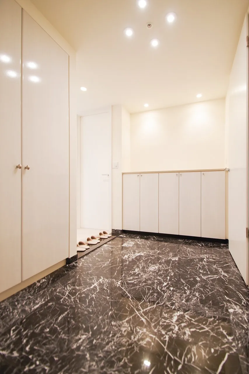 La Tour Shibakoen - Interior - ["Wood", "Interior design", "Door"]