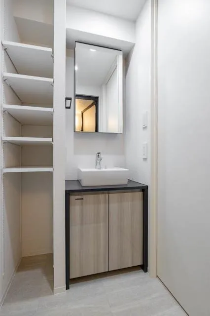 BRICK RESIDENCE Minamiaoyama - Interior - ["Tap", "Mirror", "Sink"]