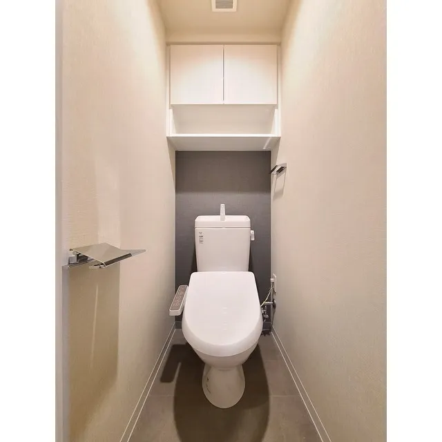 Comforia Higashioi II - Interior - ["Toilet seat", "Toilet", "Plumbing fixture"]