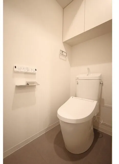 Laxrass Mejiro - Interior - ["Plumbing fixture", "Toilet seat", "Toilet"]
