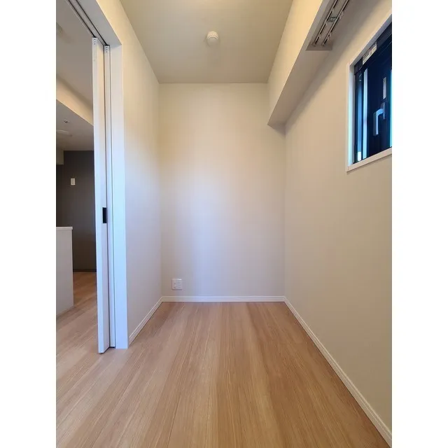 Comforia Higashioi II - Interior - ["Building", "Wood", "Fixture"]