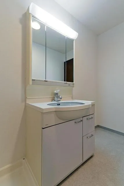 Astelion Shoto - Interior - ["Tap", "Mirror", "Sink"]