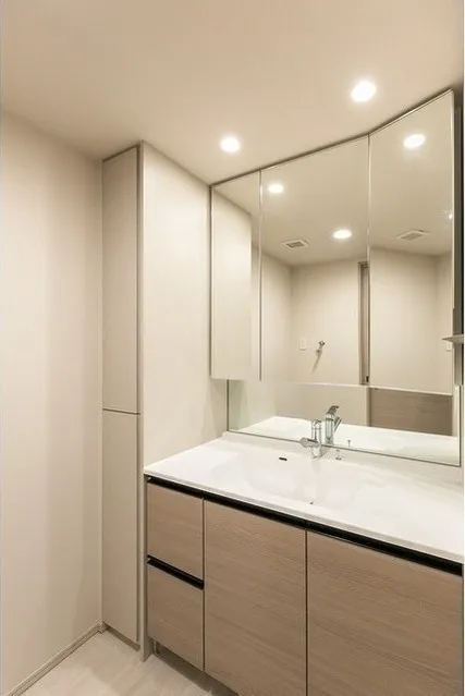 Demes Kiba - Interior - ["Tap", "Mirror", "Bathroom cabinet"]