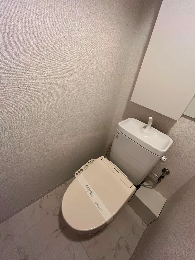 Esty Maison Oshima - Interior - ["Toilet roll holder", "Toilet paper", "Wood"]