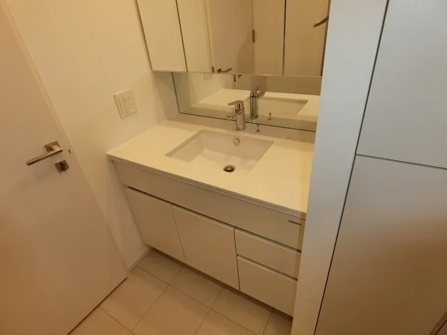 Prime Garden Nishiazabu - Interior - ["Bathroom cabinet", "Mirror", "Tap"]