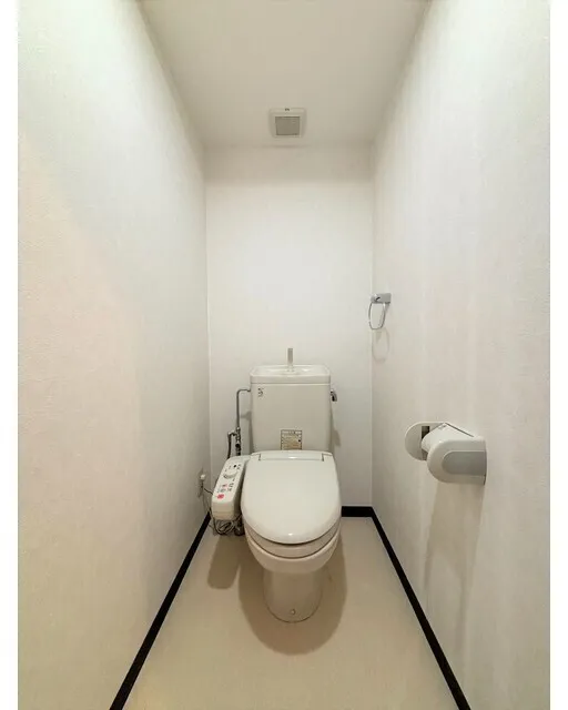 Kaminakazato Heights - Interior - ["Toilet seat", "Toilet", "Plumbing fixture"]