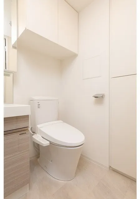 Camellia - Interior - ["Toilet seat", "Toilet", "Plumbing fixture"]
