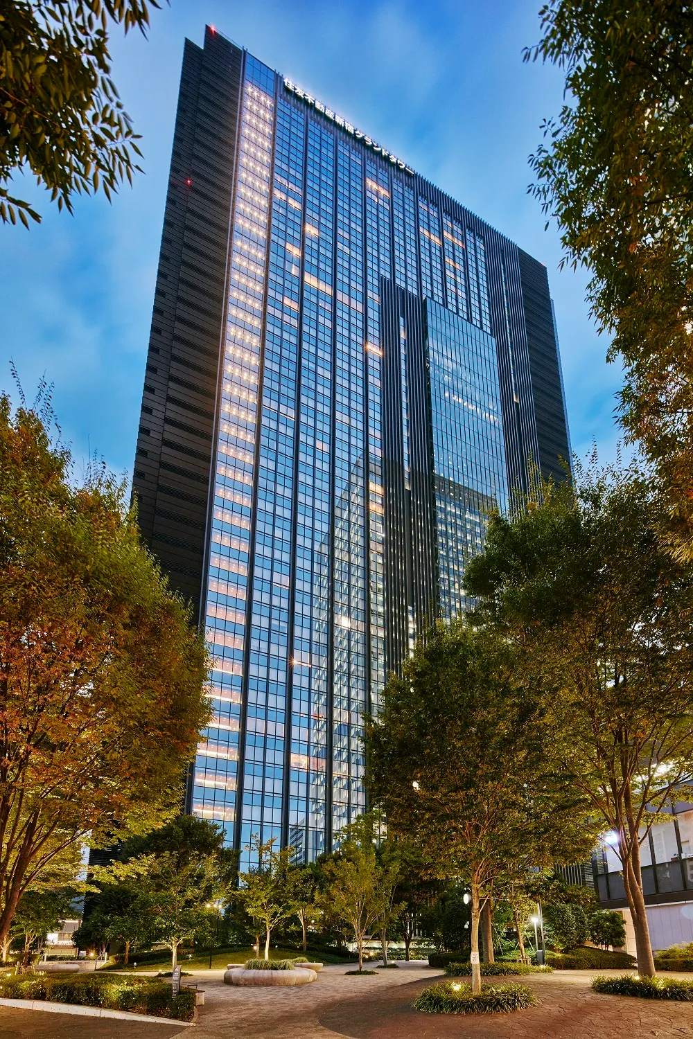 La Tour Shinjuku Grand - Other - ["Skyscraper", "Daytime", "Urban area"]