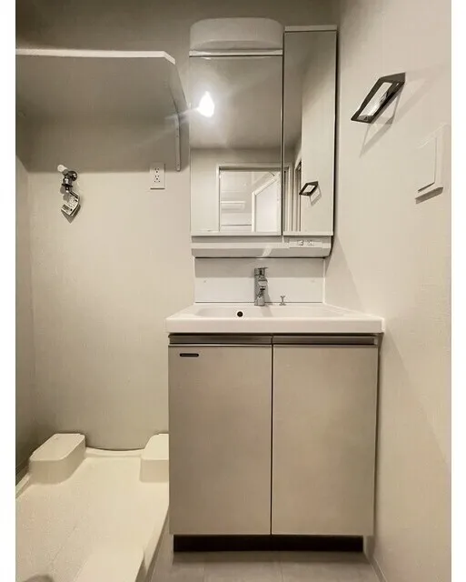 Comforia Liv Minamisunamachi East - Interior - ["Plumbing fixture", "Sink", "Flooring"]