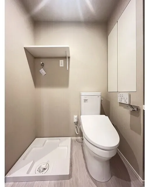 Comforia Liv Kiba East II - Interior - ["Toilet seat", "Flooring", "Plumbing fixture"]
