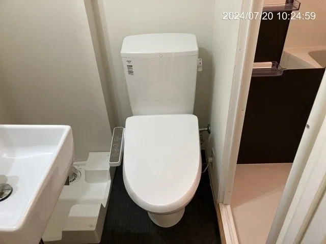 Trias129 - Interior - ["Toilet seat", "Toilet", "Bathroom"]