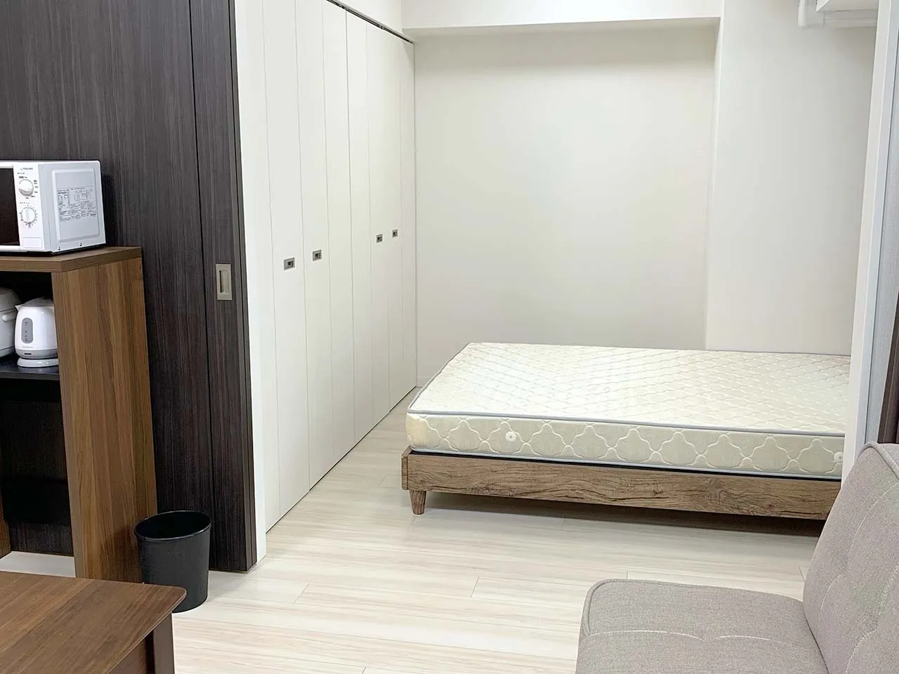 Mynavi Stay Keikyu Kamata Station - Interior - ["Flooring", "Furniture", "Floor"]