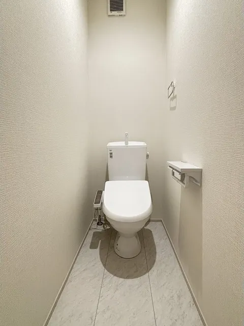 Kolet Kawaguchi Shibazukahara #03 - Interior - ["Toilet seat", "Toilet", "Plumbing fixture"]