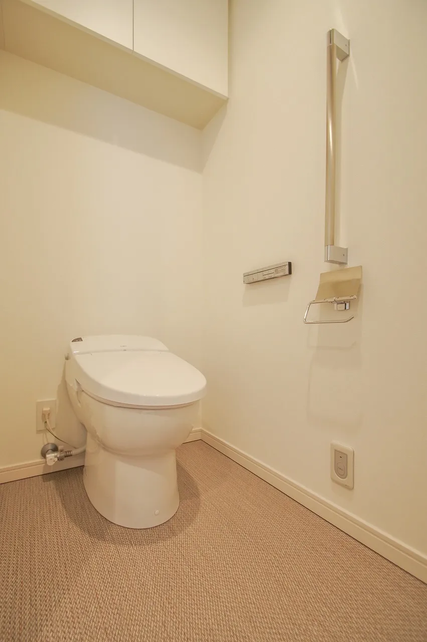 La Tour Shinjuku Garden - Interior - ["Toilet seat", "Toilet", "Plumbing fixture"]