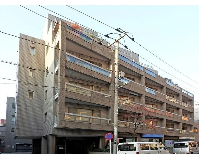 H&M Minami Aoyama EAST - Exterior - []