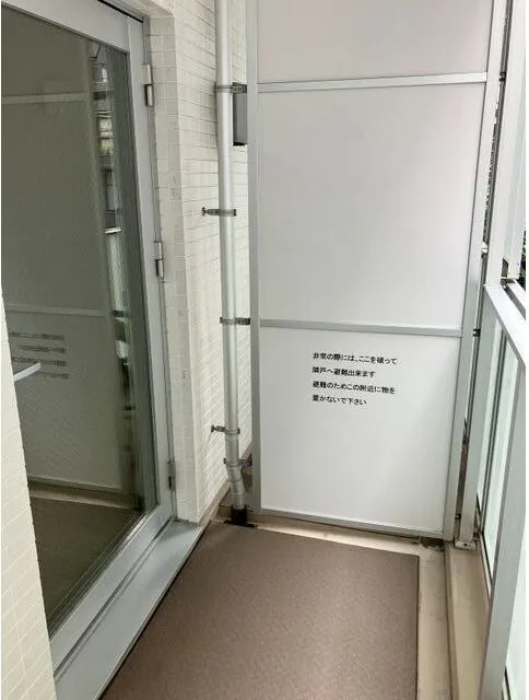 Hiroshin Building - Interior - ["Glass", "Tile", "Transparency"]