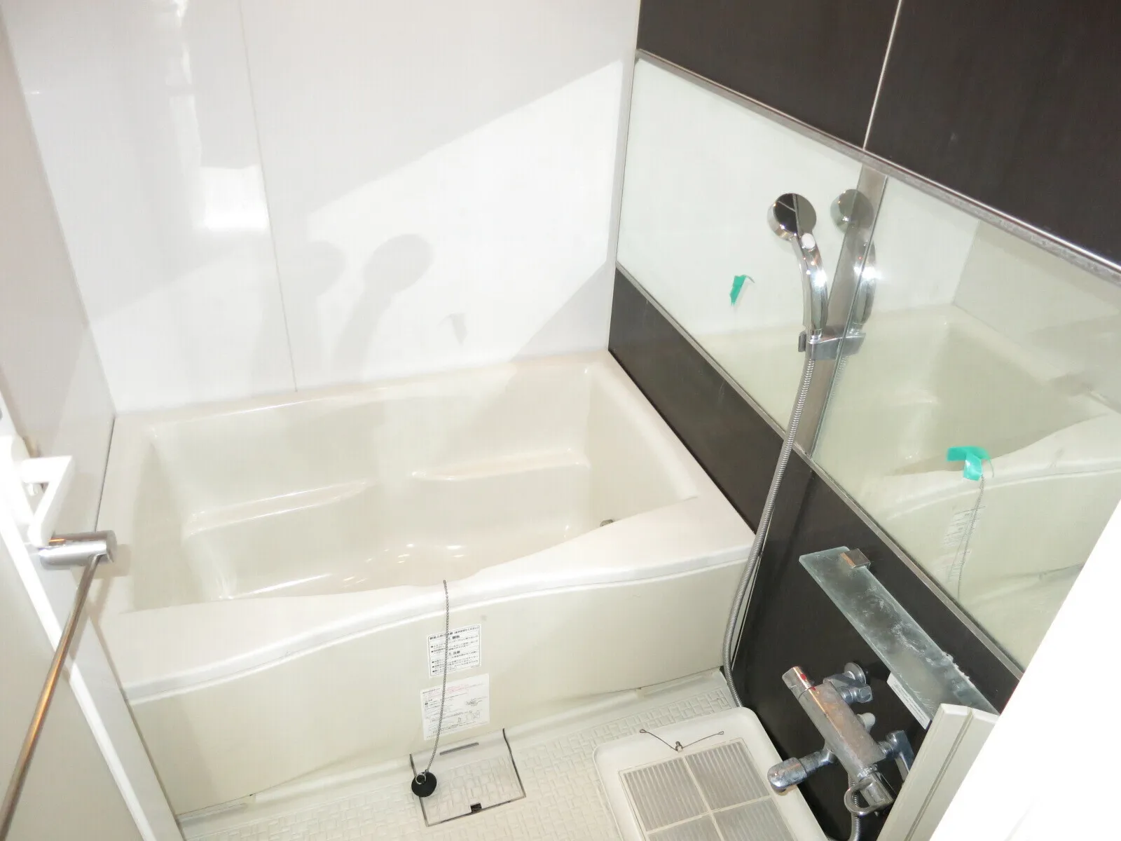 Arden Shiba Park - Interior - ["Plumbing fixture", "Bathtub", "Flooring"]