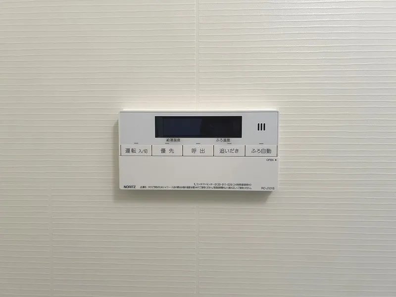 Due Hikifune - Interior - ["Thermostat", "Wood flooring"]