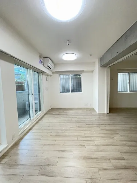 ORSUS Togoshi Ginza - Interior - ["Building", "Window", "Fixture"]