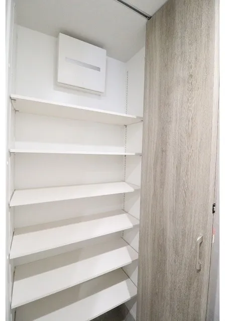 Chez Moi Shirokane Takanawa - Interior - ["Shelving", "Wood", "Shelf"]