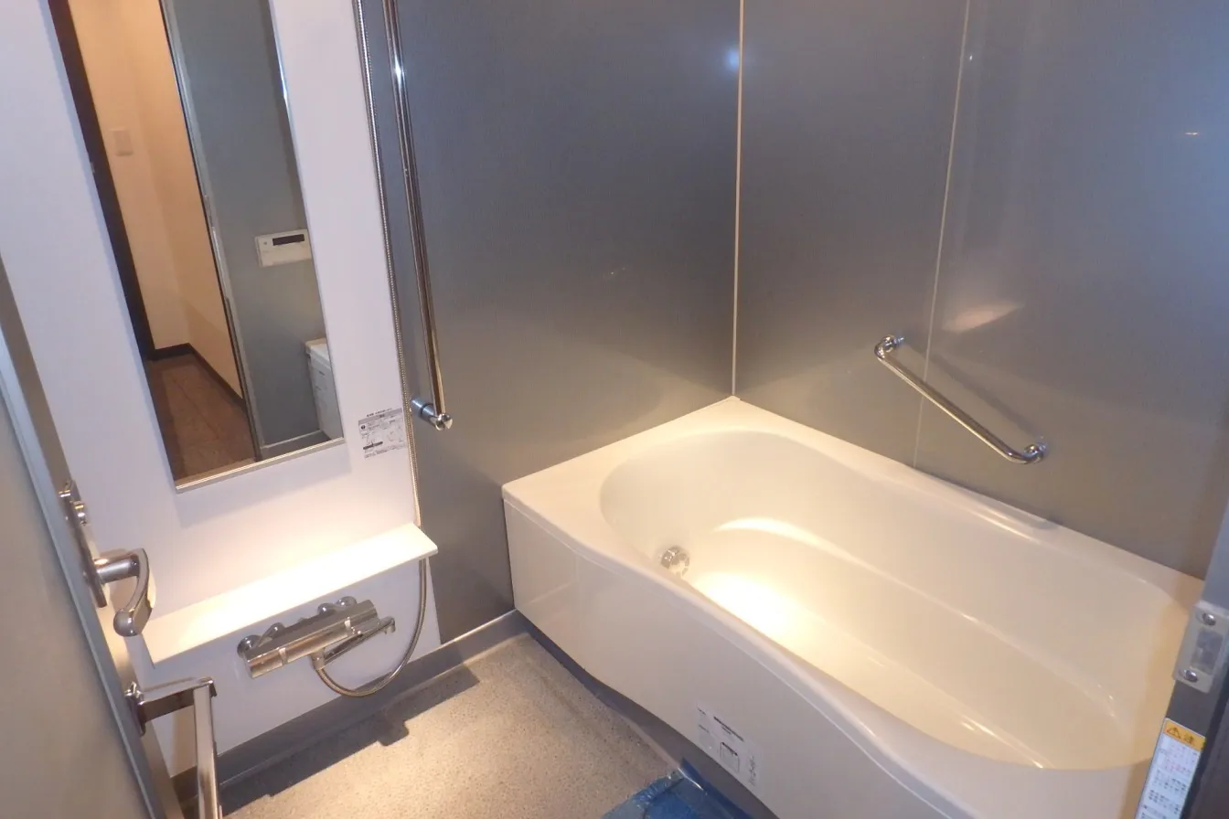 Doue Nihonbashi - Interior - ["Bathtub", "Mirror", "Bathroom"]