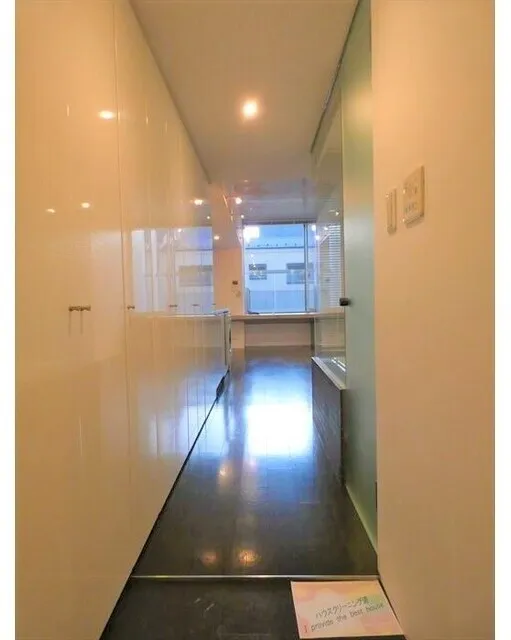 Ipse Gakugei Daigaku - Interior - ["Flooring", "Floor", "Ceiling"]