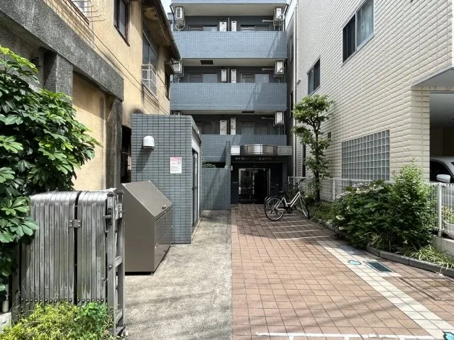 Sky Court Shinjuku Ochiai No. 5 - Exterior - ["Metal", "Houseplant", "Flowerpot"]