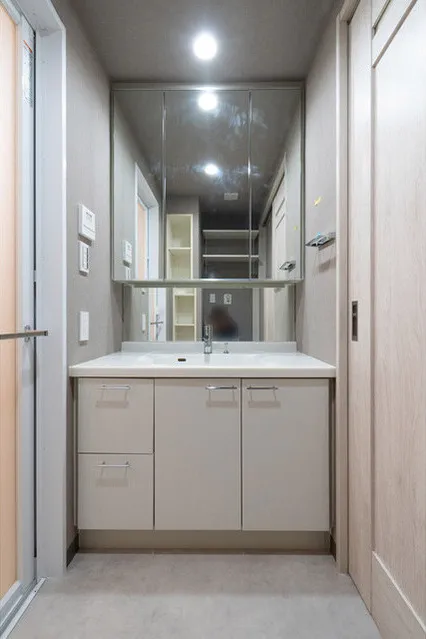 Comforia Nishiwaseda - Interior - ["Mirror", "Door", "Building"]