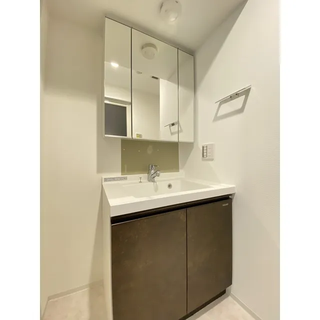 LIBR GRANT Haneda - Interior - ["Mirror", "Tap", "Cabinetry"]