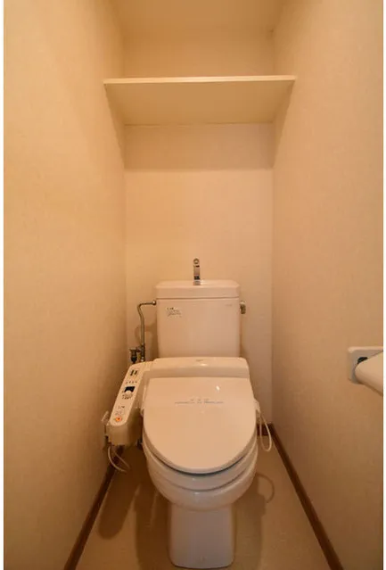 Welt Waterfront - Interior - ["Plumbing fixture", "Toilet seat", "Toilet"]