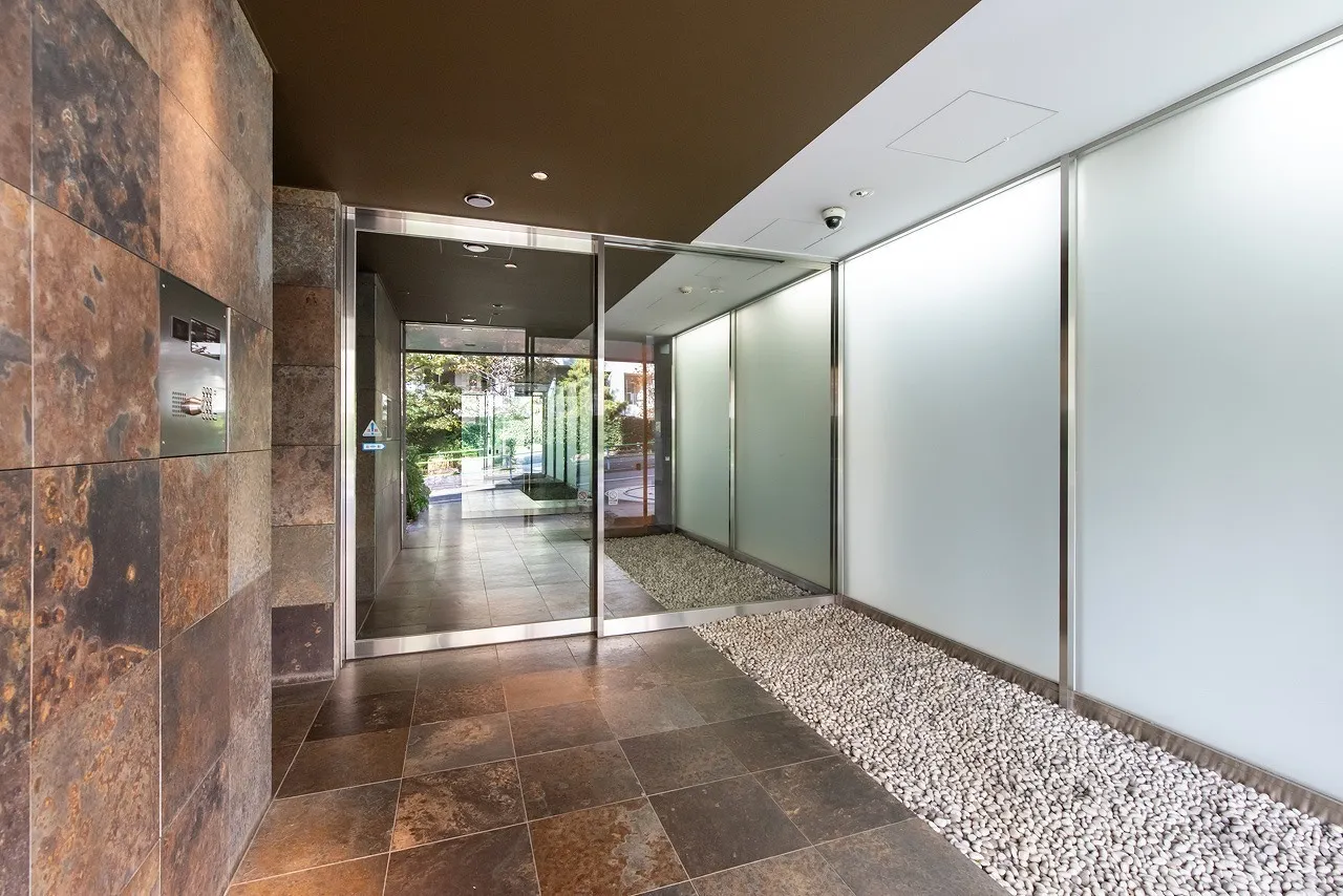 Apartments Motoazabu Uchidasaka - Exterior - ["Flooring", "Floor", "Ceiling"]